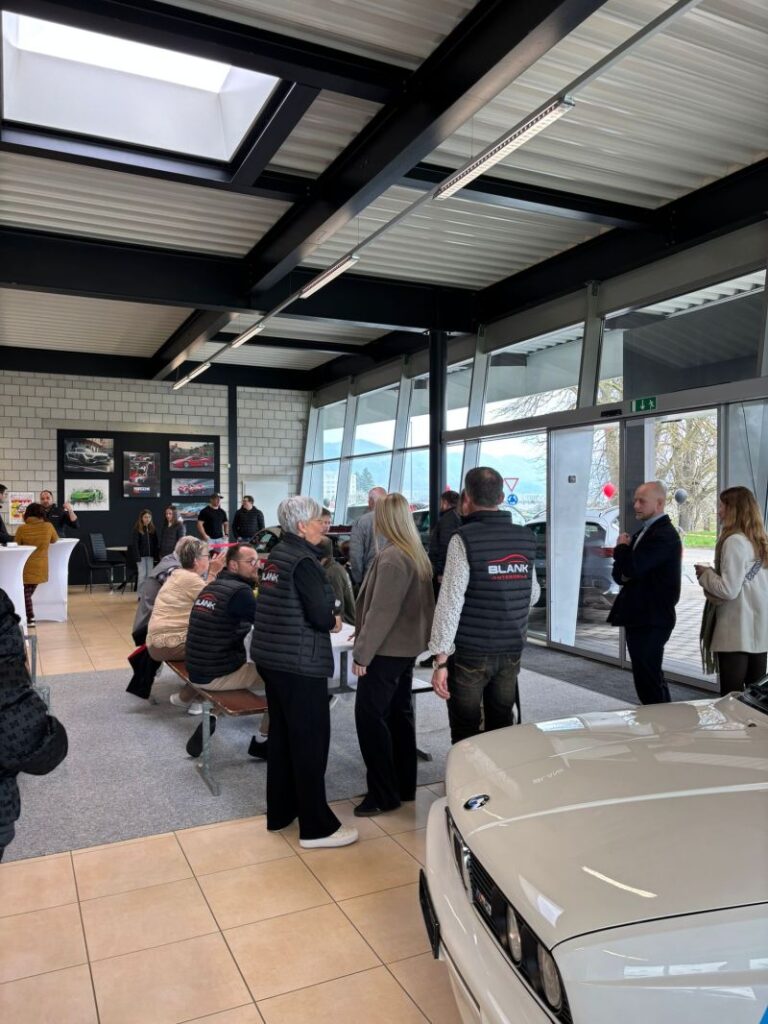 Visiteurs dans le showroom lors des portes ouvertes de Blank Automobile